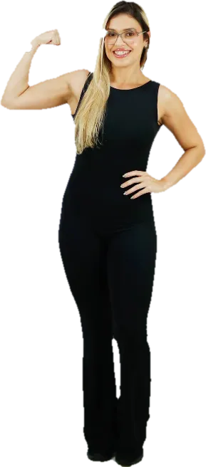 Viviane Gonzalez sorrindo e mostrando o bíceps, de macacão preto